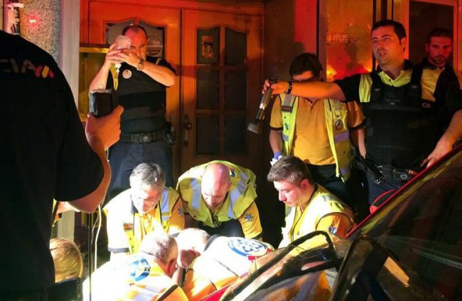 Fotografía cedida por el Ayuntamiento de Madrid de facultativos del Samur-Protección Civil practicando una toracotomía, que consiste en un masaje cardíaco interno que va directo al corazón, a la mujer de 48 años que ha fallecido tras ser apuñalada con arma blanca esta noche en la vía pública a la altura de la calle Islas británicas, número 22, en el madrileño distrito de Fuencarral.