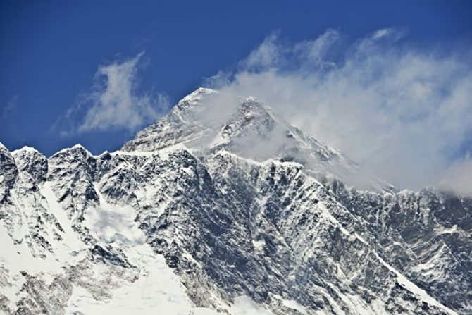 El monte Everest (detrás) y el Nupse (delante) tomados desde el pueblod e Tembuche en el noreste de Nepal el 20 de abril de 2015
