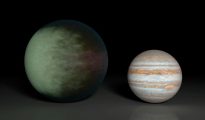 Ilustración de la NASA de dos planetas: Júpiter (derecha) y el exoplaneta Kepler-7b (izquierda).