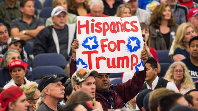 Un hispano en apoyo del candidato republicano Donald Trump.