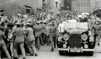 Francisco Franco, aclamado en las calles de Barcelona.