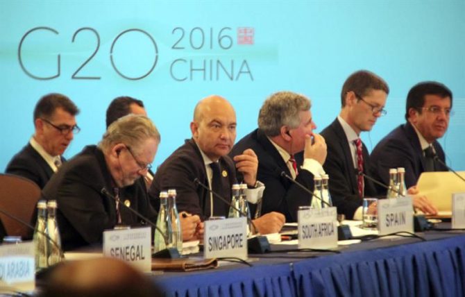 El secretario de Comercio en funciones de España, Jaime García-Legaz (primera fila-2i), durante la reunión de ministros de Comercio del G20 que se celebra hoy en Shanghái, preparatoria para la Cumbre de Hangzhou del G20 de septiembre próximo.