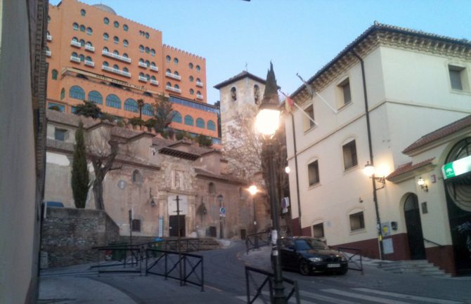 A la derecha de la imagen, el centro de menores Ganivet de Granada.