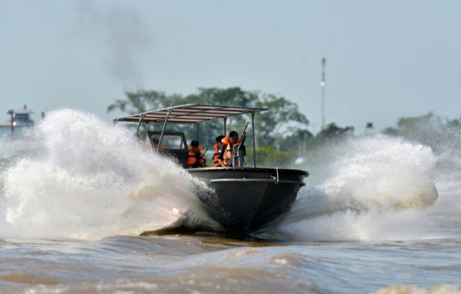 Guardacostas peruanos patrullan el río Amazonas en Iquitos.