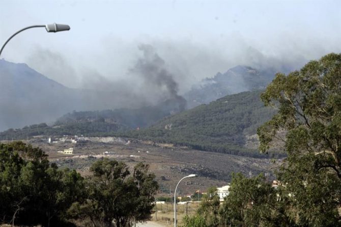 Vista del incendio registrado el viernes en el monte Gurugú, en la localidad marroquí de Nador. 