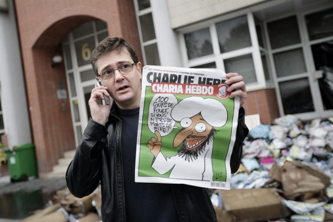 Tras la matanza en la redacción de 'Charlie Hebdo', muy pocos medios reprodujeron las viñetas de Mahoma. Arriba, Stéphane Charbonnier, director y editor de 'Charlie Hebdo' -que fue asesinado el 7 de enero de 2015, junto con varios de sus colegas-, ante la antigua sede del magacín, justo después de que fuera atacada en noviembre de 2011.