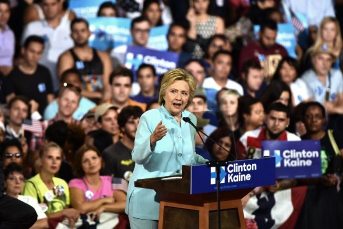 La aspirante presidencial demócrata Hillary Clinton durante un acto de campaña en la Universidad Internacional de Florida el 23 de julio de 2016 en Miami