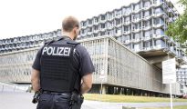 Un agente de la policía hace guardia en el exterior del hospital Benjamin Franklin en Berlín