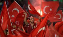 Un hombre agita una bandera de Turquía durante un mitin en apoyo del presidente Erdogan, el martes 19 de julio en la plaza Taksim de Estambul