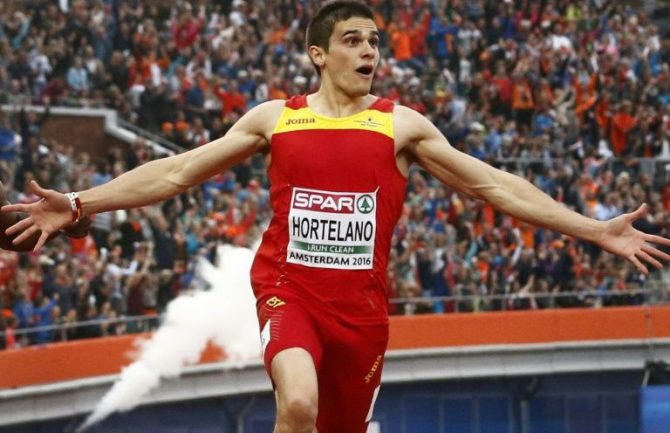 El atleta español Bruno Hortelano compite durante los 200 metros del Campeonato Europeo de Atletismo, el 8 de julio de 2016 en Ámsterdam