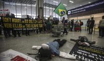 Policías y bomberos del estado de Río de Janeiro protestan por el retraso en sus salarios y por mejores condiciones de trabajo hoy, lunes 4 de julio de 2016, en el aeropuerto internacional de Río de Janeiro (Brasil).
