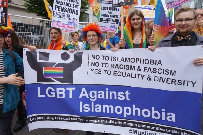 Gays y lesbianas se manifiestan contra la "islamofobia" tras la matanza de Orlando.