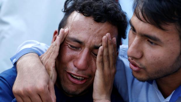 Un joven afgano llora tras el atentado