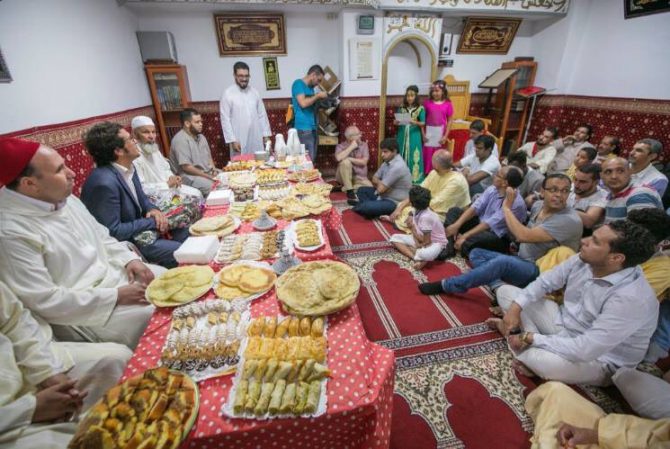 'Kichi', rodeado sólo por hombres, en la mezquita Al Hoda de Cádiz.