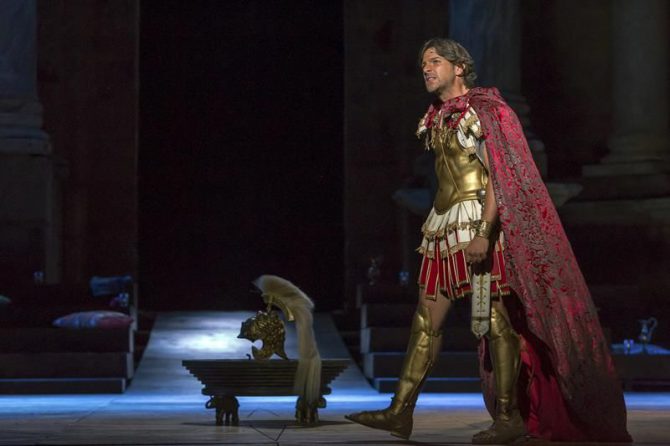 El actor Félix Gómez durante el pase gráfico de la obra "Alejandro Magno" celebrado esta noche en el Teatro Romano, en la programación del Festival Internacional de Teatro Clásico de Mérida. La obra viaja al corazón del gran Alejandro Magno en su última campaña militar en la India, en la que el guerrero da paso al hombre en busca de un sueño: ser un rey justo.