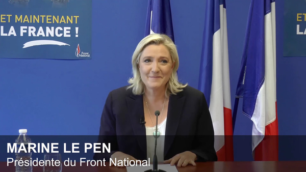 Marine Le Pen, líder del Frente Nacional, celebró el éxito del Brexit con un cartel en el que se leía: "¡Y ahora Francia!".