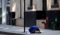 Un mendigo duerme en una calle de Nueva York, EE.UU.