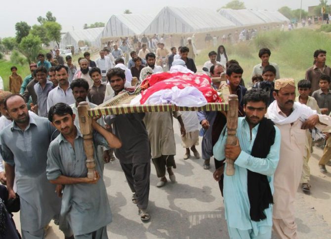 Familiares y residentes de la modelo paquistaní Qandeel Baloch, asesinada por su hermano, cargan el cuerpo de la víctima durante su funeral en Shah Sadar Din.