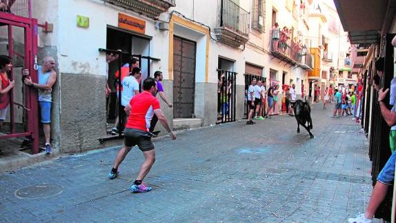 Los mozos citan a una de las reses de Victorino Martin que se corrieron en Moratalla (Murcia).