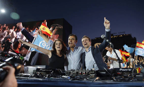 Fernando Martínez Maillo (c), Pablo Casado (d) y Andrea Levi.