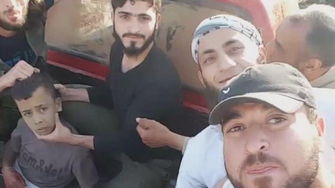 El niño, de unos 12 años, en la camioneta en la que fue llevado a Alepo para asesinarlo (TWITTER)