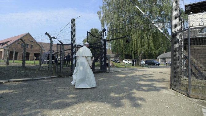 Francisco inicia su recorrido por Auschwitch.