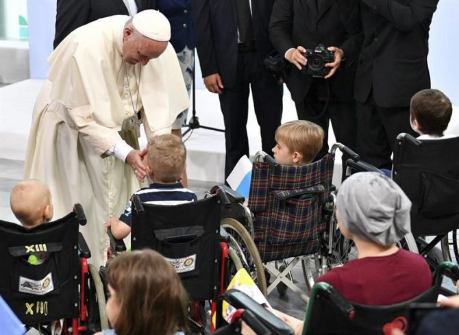 El papa Francisco bendice a un niño durante su visita al Hospital Universitario Infantil en Prokocim, Cracovia (Polonia) hoy. La Jornada Mundial de la Juventud se celebra en Cracovia y en la cercana Brzegi del 26 al 31 de julio.