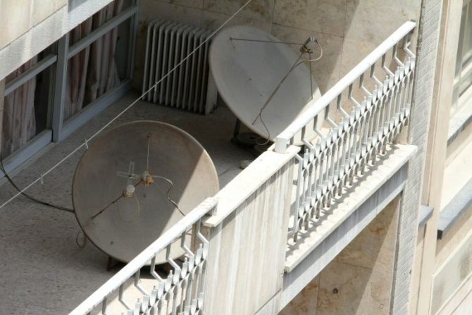 Antenas parabólicas en un balcón de un barrio de Teherán el 24 de julio de 2016