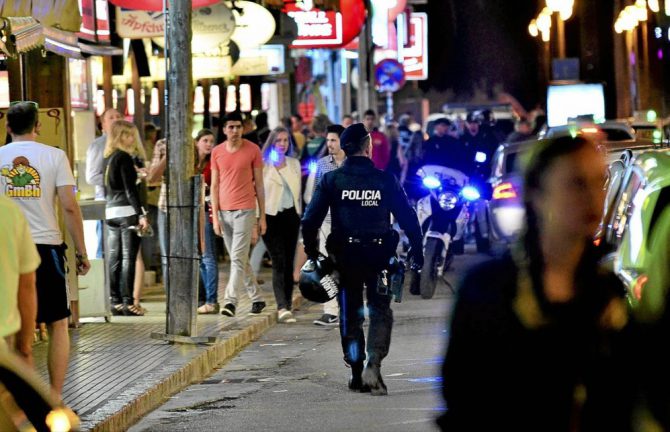 Un agente de la Policía Local de Palma patrulla en plena noche.