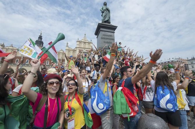 Varios peregrinos celebran el comienzo de la XXXI Jornada Mundial de la Juventud en Cracovia, Polonia, hoy, 26 de julio de 2016. Esta nueva edición de la Jornada Mundial de la Juventud comienza hoy y finaliza el próximo 31 de julio.