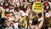 "Perroflautas" catalanes protestan contra la Tauromaquia.