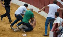 Un "perroflauta" antitaurino salta al ruedo y es detenido por personal de seguridad. Se encontraba completamente ebrio.