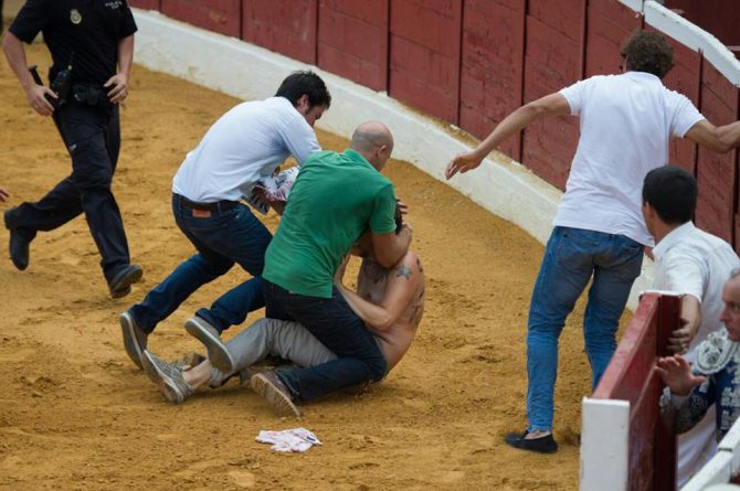 Un "perroflauta" antitaurino salta al ruedo y es detenido por personal de seguridad. Se encontraba completamente ebrio.