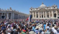 Vista general de la Plaza de San Pedro del Vaticano durante el tradicional rezo del Angelus por el papa Francisco, el domingo pasado.