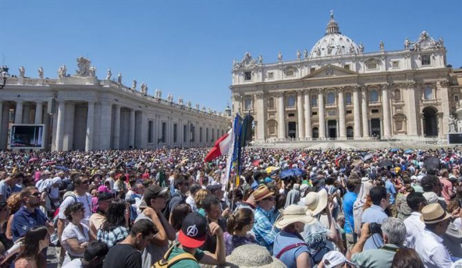 Vista general de la Plaza de San Pedro del Vaticano durante el tradicional rezo del Angelus por el papa Francisco, el domingo pasado. 