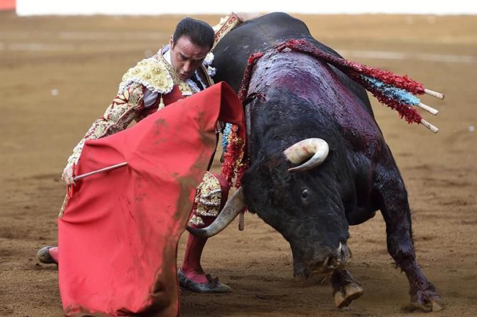 El torero Enrique Ponce, en un momento de la corrida toros que se ha celebrado en la plaza de Cuatro Caminos de Santander, en el tercer día de la Feria de Santiago, con toros de la ganadería de Miranda y Moreno y compartiendo cartel con el peruano Andrés Roca Rey y Juan del Álamo, hoy en la capital cántabra