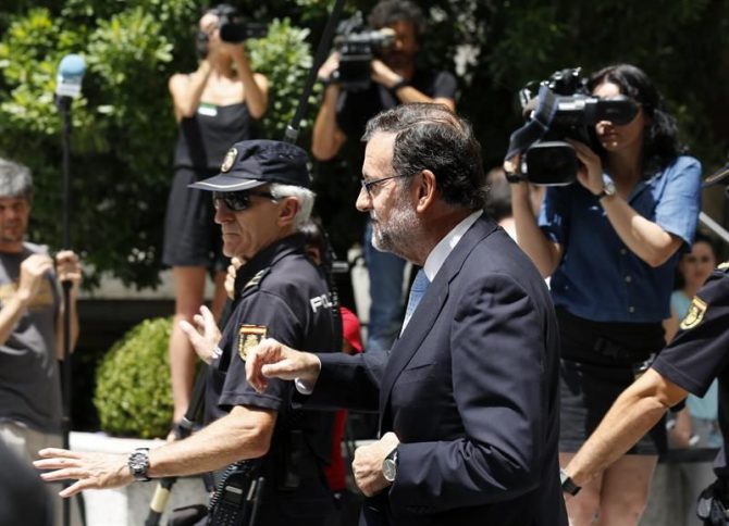El presidente del Gobierno, Mariano Rajoy, a su salida del Congreso tras asistir a la sesión constitutiva del Congreso de la XI legislatura, la semana pasada.