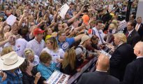 Miles de seguidores de raza blanca arropan a Donald Trump en Richmond.