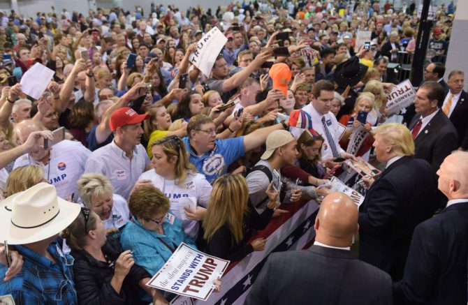 Miles de seguidores arropan a Donald Trump en Richmond.