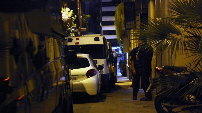 Imagen del dispositivo policial durante el registro de la librería "Europa"