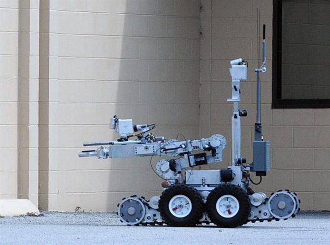 Expertos y fabricantes coinciden en que esta es la primera vez que se usa un robot para matar a una persona en Estados Unidos, lo que ha avivado el debate sobre la militarización de la Policía y el uso de tecnología de control remoto para labores de seguridad.