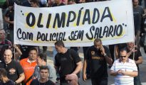 Los policías de Río de Janeiro protestan por salarios impagados.