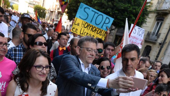 El líder del PSOE, Pedro Sánchez en el Orgullo Gay de Valencia. Le acompañan el presidente de la Generalitat Ximo Puig y Mònica Oltra (Compromís).