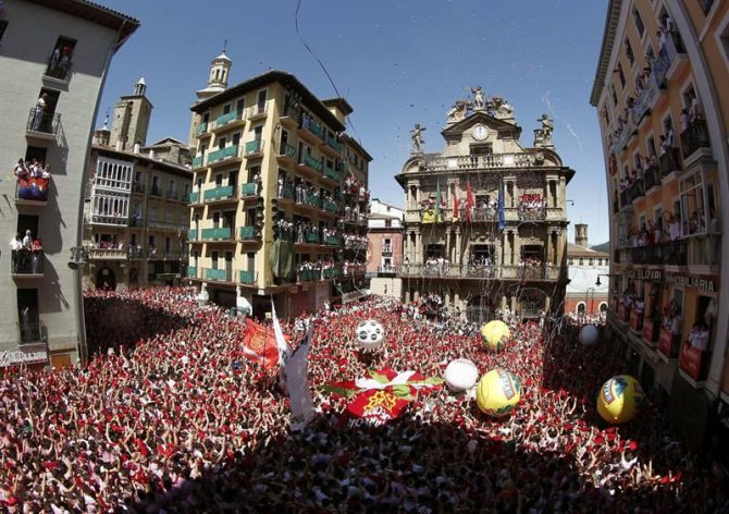 Miles de personas festejan con sus pañuelos alzados el inicio de las fiestas de San Fermín 2016 tras el lanzamiento del tradicional chupinazo" desde el balcón del Ayuntamiento de Pamplona.