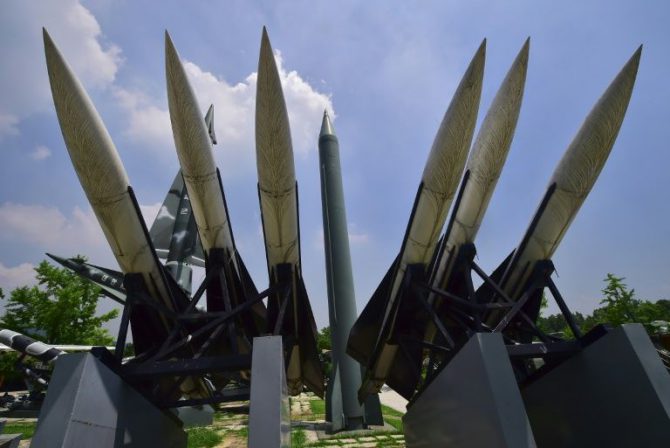 Réplicas de misiles Scud-B norcoreanos (centro) y los Hawk tierra-aire surcoreanos, en el Memorial de la Guerra de Corea, en Seúl.