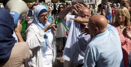 Un malagueño se enfrenta en la plaza de la Constitución a un grupo de manifestantes en una concentración a favor de la llegada de refugiados sirios.
