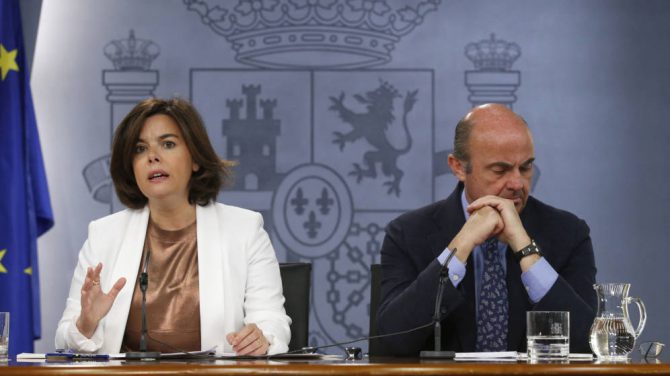 La vicepresidenta del Gobierno en funciones, Soraya Sáenz de Santamaría, y el ministro de Economía en funciones, Luis de Guindos, durante la rueda de prensa ofrecida tras una reunión del Consejo de Ministros.