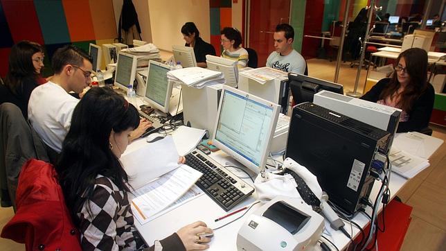 Varias personas, trabajando.