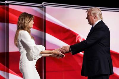 Trump y su esposa en el escenario. 