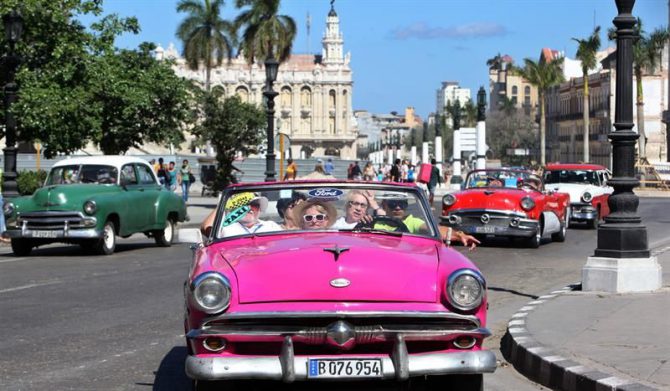 El turismo es considerado el sector más dinámico de la economía cubana, y el segundo después de los servicios profesionales, con una factura que alcanzó más de 1.940 millones de dólares en 2015, para un crecimiento del 10,7 %, según informes de la Oficina Nacional de Estadísticas e Información (ONEI) de la isla.